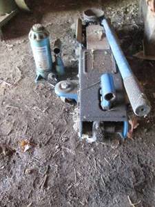 lot 169 image: Floor and bottle jack...