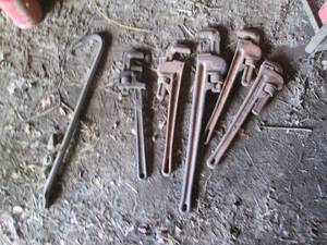 lot 172 image: Lot of pipe wrenches and a pry bar...