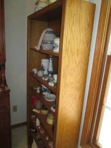 lot 81 image: Sturdy hardwood bookshelf approx 32...