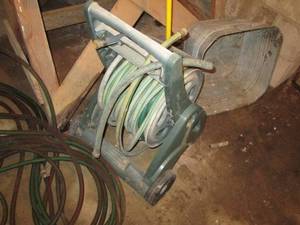 lot 98 image: Hose reel, galvanized tub and hose...