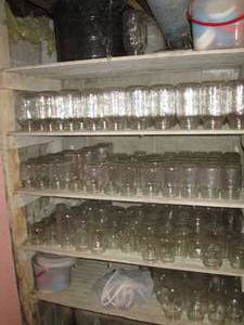lot 101 image: Shelf filled with assorted canning ...