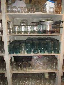 lot 102 image: Shelf filled with assorted canning ...