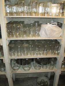 lot 103 image: Shelf filled with assorted canning ...