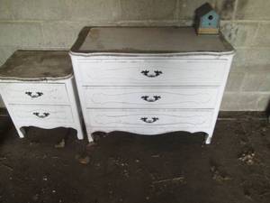 lot 114 image: Dresser and night stand, complete w...