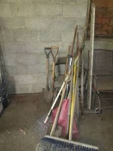 lot 121 image: Lot of brooms, shovels, pitchfork, ...