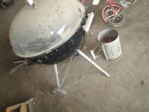 lot 127 image: Charcoal grill and starting can...