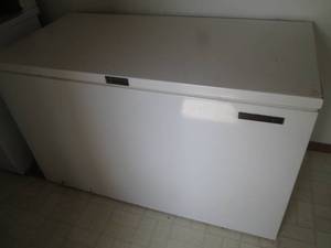 lot 28 image: Latge Capri chest freezer approx di...