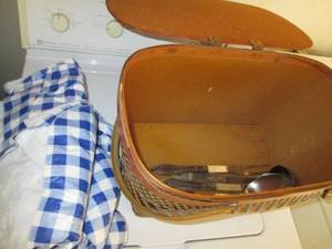 lot 29 image: Vintage lidded wicker picnic basket...