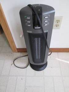 lot 39 image: Delonghi ceramic tower space heater...