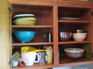 lot 50 image: Variety of mixing bowls, strainers,...
