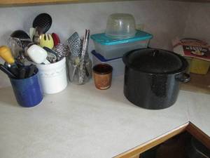 lot 55 image: Covered Enamelware stock pot, food ...