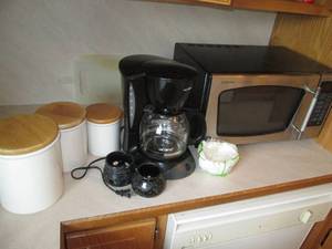 lot 62 image: Emerson countertop microwave, coffe...
