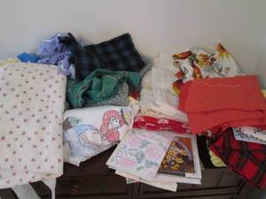lot 67 image: Nice assortment of table cloths and...