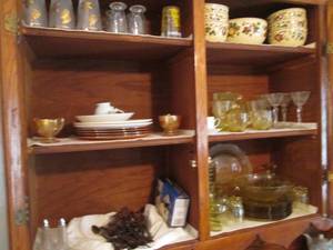 lot 72 image: Gigantic lot of vintage light yello...