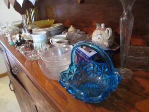 lot 74 image: Vintage amber tone and green glassw...
