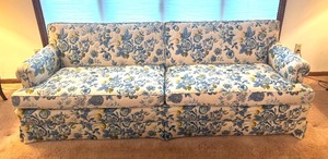 lot 19 image: Lovely Floral Vintage Sofa by Henredon Fine Furniture