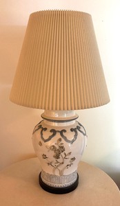 lot 30 image: Lovely Floral Accented Table Lamp