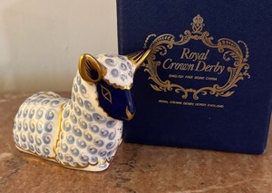 lot 77A image: Royal Crown Derby Imari Lamb Paperweight