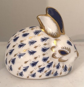 lot 86 image: Royal Crown Derby Imari Rabbit Paperweight