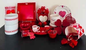 lot 69 image: Valentines Hearts, Mugs, Plates and Fun Decor