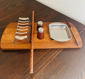 lot 104 image: English Vintage Breakfast Board