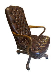 lot 106 image: Beautiful Tufted Leather Office  Executive Chair