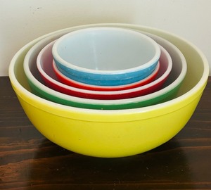 lot 101 image: Vintage 1940s Set of 4 Four Pyrex Primary Color Nesting Bowls plus Extra Bowl