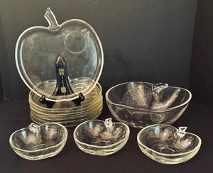 lot 131 image: Vintage Apple Motif Glass Plates and Bowls