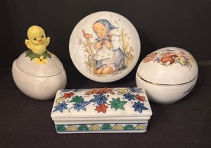 lot 179 image: Four Pretty Porcelain Trinket Boxes by Hummel, Enesco and More