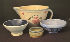 lot 215 image: Variety of Pretty Pottery
