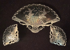 lot 223 image: Vintage Siam Fan Brooch and Clip on Earring Set