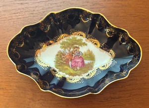 lot 227 image: Beautiful Romantic 22k Gold Accented Dish by Limoges Castel of France