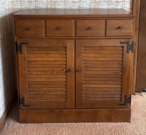 lot 231 image: Vintage Ethan Allen Baumritter Heirloom Maple and Birch Cabinet