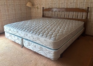 lot 14 image: Ethan Allen Heirloom Nutmeg Maple Colonial Early American King Bed