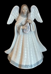 lot 27A image: Lladro Angelic Melody Figurine