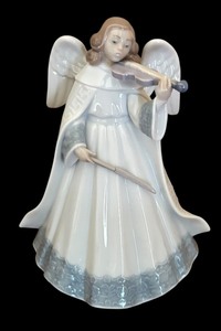 lot 94A image: Lladro Angelic Violinist