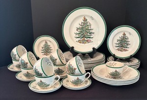 lot 250 image: Festive Spode Christmas Tree China Grouping