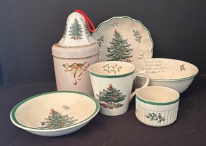 lot 253 image: Spode Christmas Tree Bowls, Bell, Cup, Dish, Tin and More
