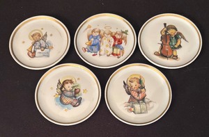lot 254 image: Five Adorable Plates by The Berta Hummel Museum Miniature Plate Collection