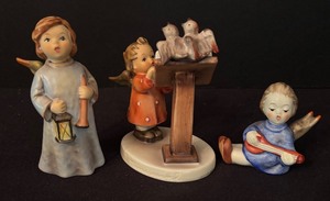 lot 255 image: Three Hummel Figurines including Hosanna, Angle with Lute and Duet