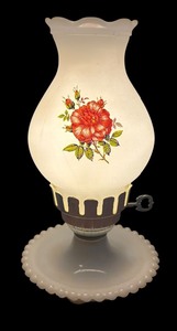 lot 260 image: Pretty Vintage Milk Glass Hurricane Lamp