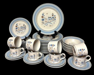 lot 278 image: The Museum Collection Stoneware by Hearthside Dinnerware