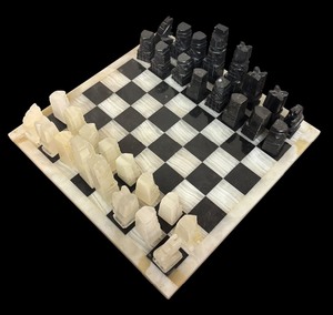 lot 282 image: Gorgeous Vintage Onyx and Marble Chess Set