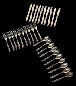 lot 283 image: Oneida Twin Star Silver Plated Flatware Service for Ten