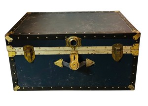 lot 318 image: Wonderful Vintage Metal Mounted Steamer Trunk