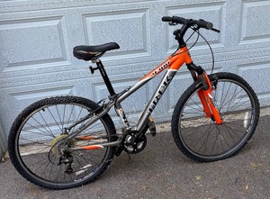 lot 382 image: Trek 4300 Alpha Super Light Aluminum Bicycle