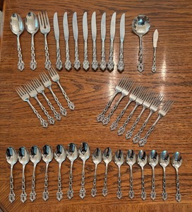 lot 124 image: Oneida Chandelier Community Stainless Flatware