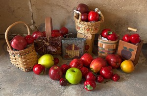 lot 393 image: Apple Motif Baskets and Faux Apple Decor