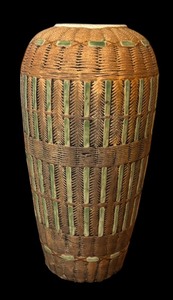 lot 395 image: Lovely Decorative Pottery Vase