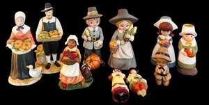 lot 402 image: Vintage Ceramic Pilgrim Figurines